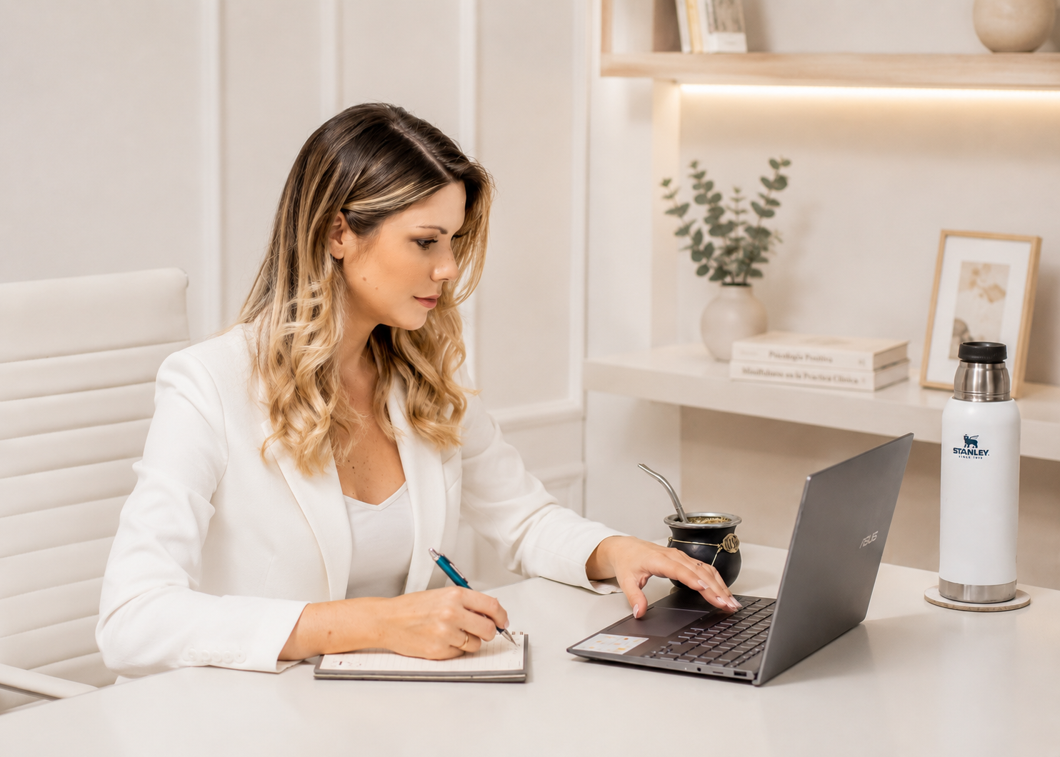 Escena editorial de escritura y bienestar cotidiano